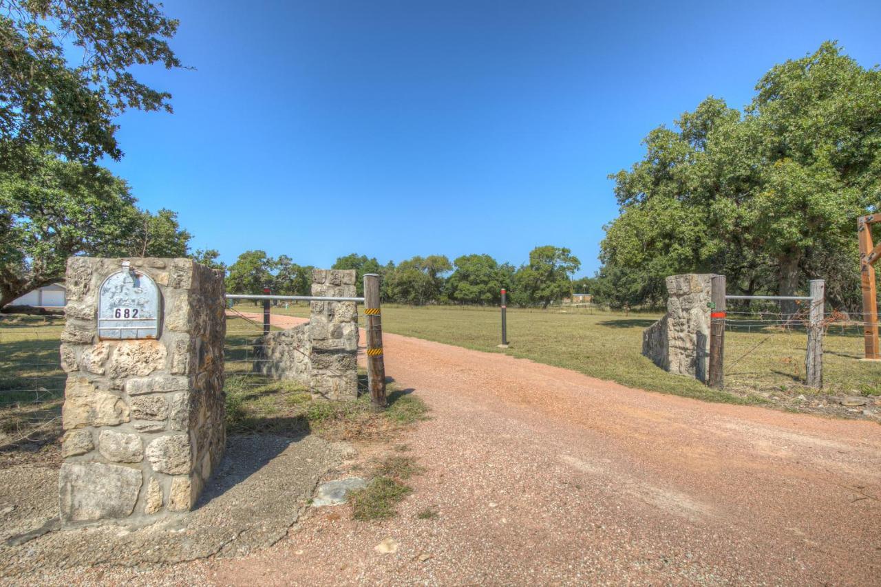 Grey Haus Casita-Peaceful Hill Country Views! Villa Fredericksburg Bagian luar foto