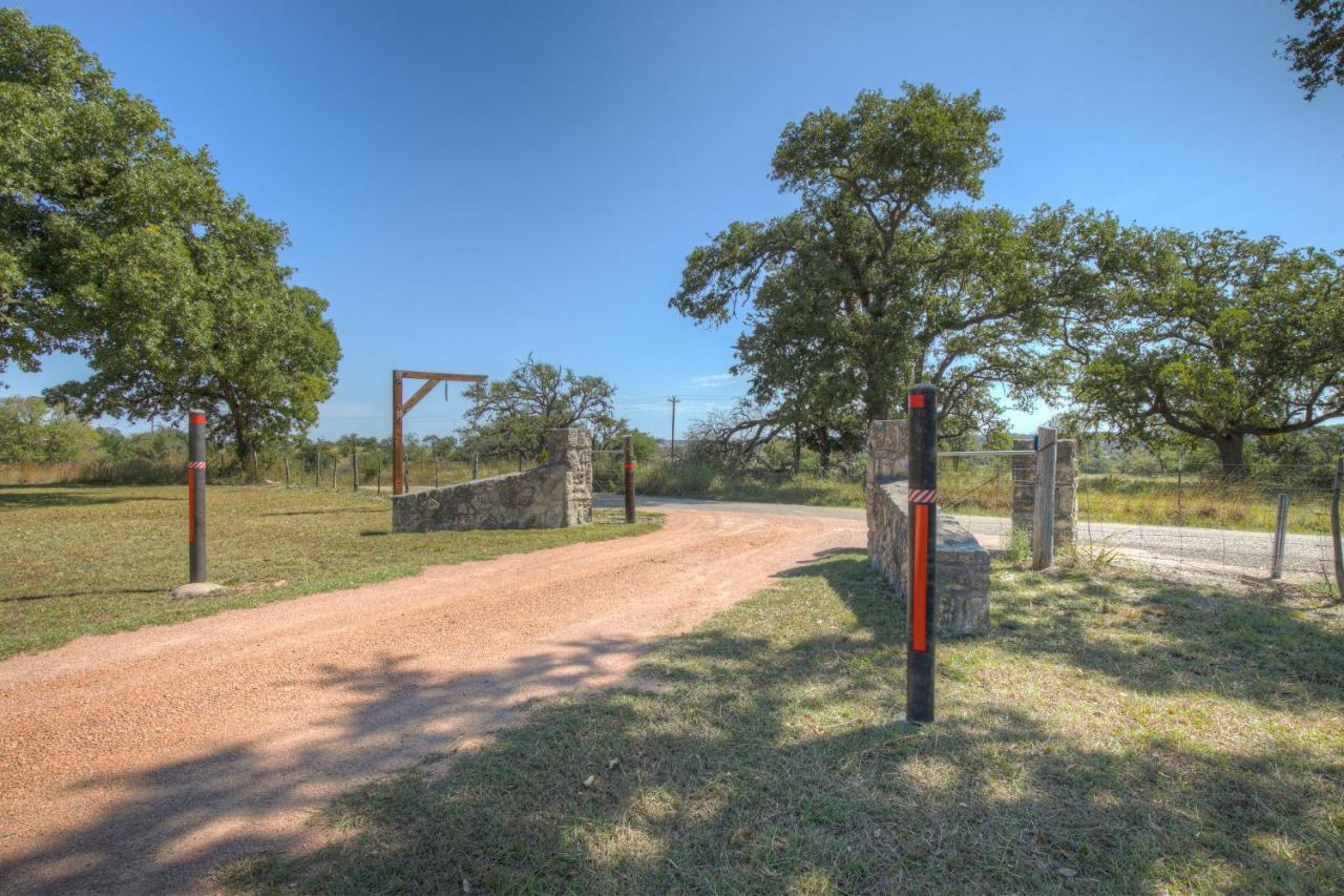 Grey Haus Casita-Peaceful Hill Country Views! Villa Fredericksburg Bagian luar foto